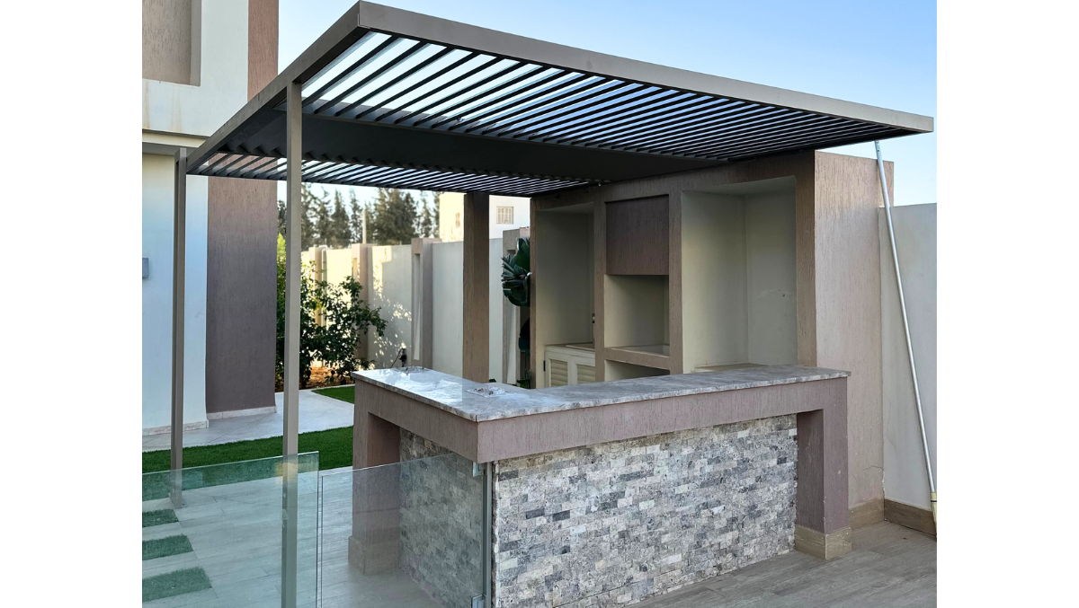 Pergola en aluminium avec lames au toit